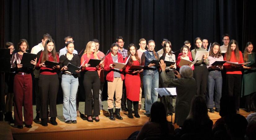 Folklórhét és adventi gála az egyetemen (galéria)