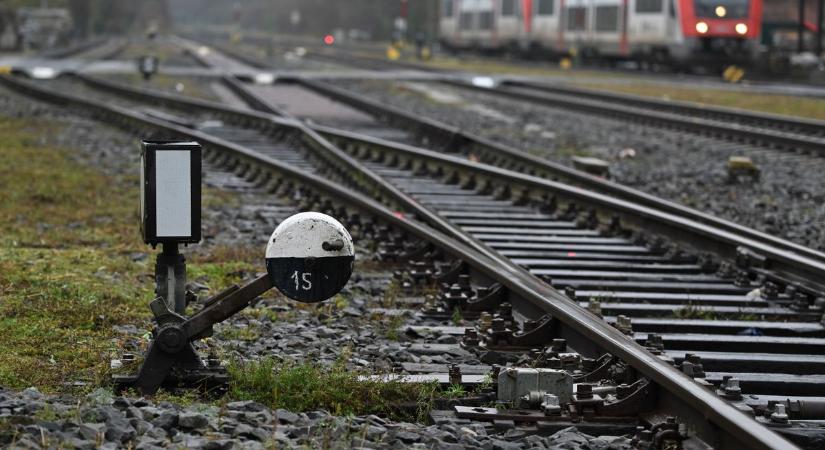 Holttestet találtak a vasúti sínek mellett Várpalota és Veszprém között