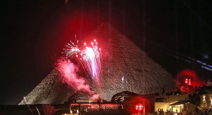 Döbbenetes idegen lényt szúrt ki a gízai nagy piramis tetején egy siklóernyős, valami nagyon nincs rendben