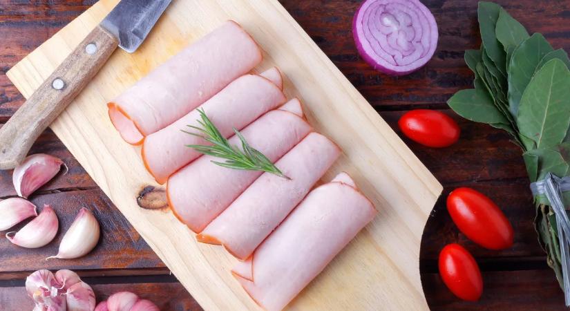 Felejtsd el a boltit, nemcsak drága, de egészségtelen is – Így készíthetsz villámgyorsan egészséges csirkemellsonkát házilag