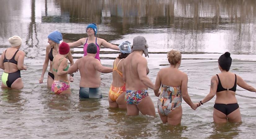 2,6 fokos vízbe csobbantak a Jégmadarak a vásárhelyi Sun Cityben- videó