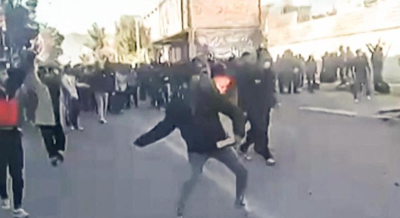 Már tizenhat áldozata van az iráni tüntetéseknek