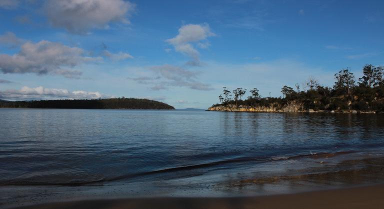 Titokzatos rózsaszín iszap jelent meg a népszerű vízparton
