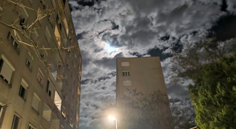 Így világította meg Dunaújvárost az év első teliholdja