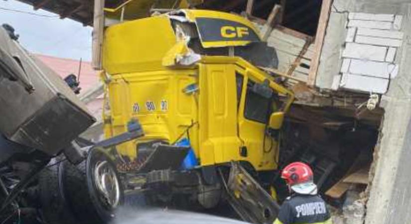 Lakóházba csapódott egy kamion