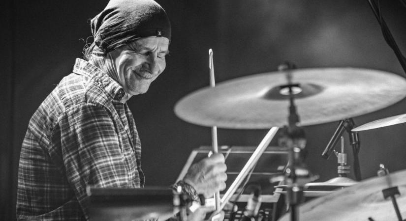 Elhunyt a Kispál és a Borz alapító dobosa