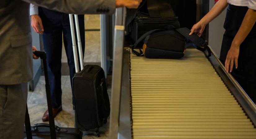 Felfoghatatlan jelenetek a reptéren, kinyílt egy csomag, az utazók majdnem elájultak