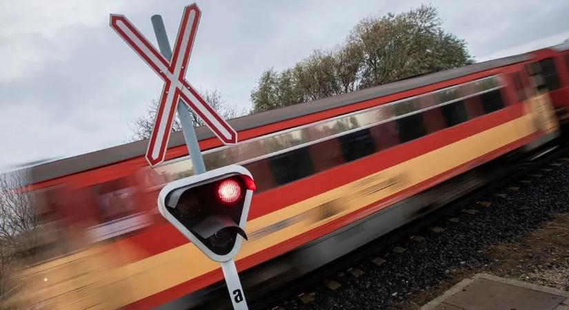 Holttest a sínek mellett: vonatgázolás történt Várpalota és Veszprém között