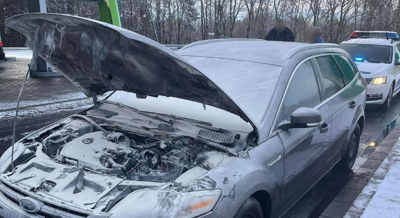 Személygépkocsi motortere égett Fejérben
