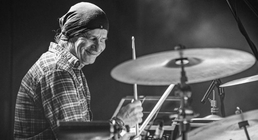 Gyász: elhunyt a népszerű magyar zenekar alapító dobosa