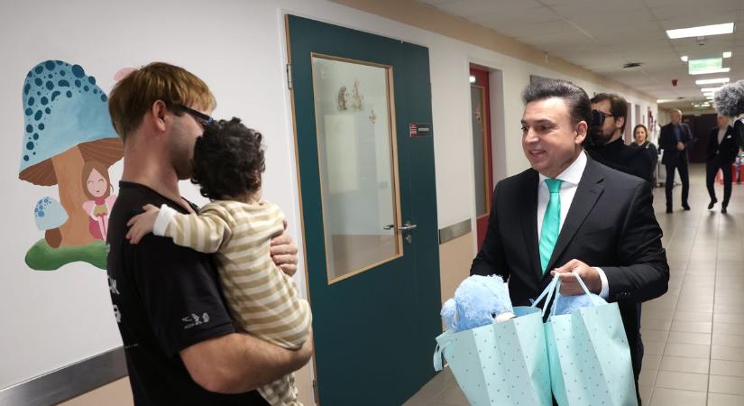 Kisteherautónyi ajándékkal már megérkezett Kaposvárra Mága Zoltán