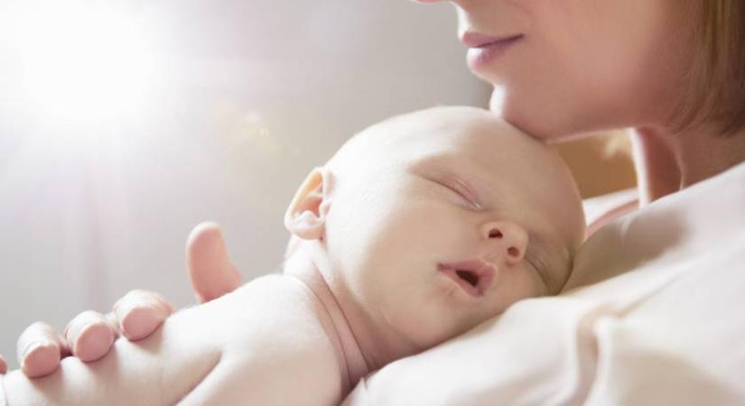 Így kell ölbe venni az újszülöttet – Az orvos azt is elmagyarázza, hogy ez miért fontos
