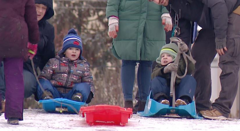 Százak szánkóztak a téli szünet utolsó napján a Somogyi-dombon