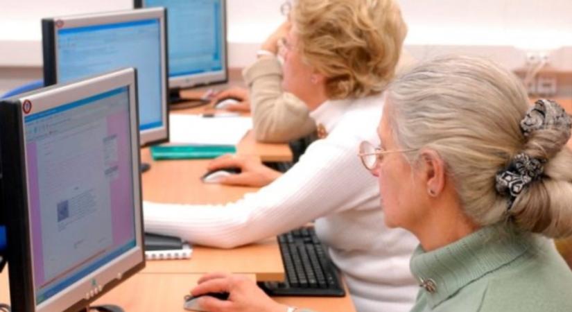 Nyugdíj-kiegészítés a nappaliból: Így keressen pénzt a neten