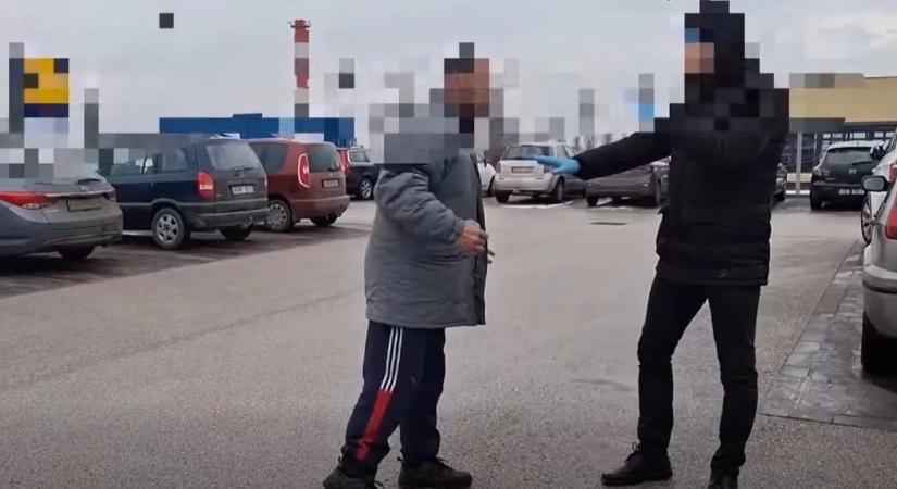 Rátámadt a biztonsági őrre a visszaeső tolvaj, civil rendőr fékezte meg a dühöngőt – videón az akció