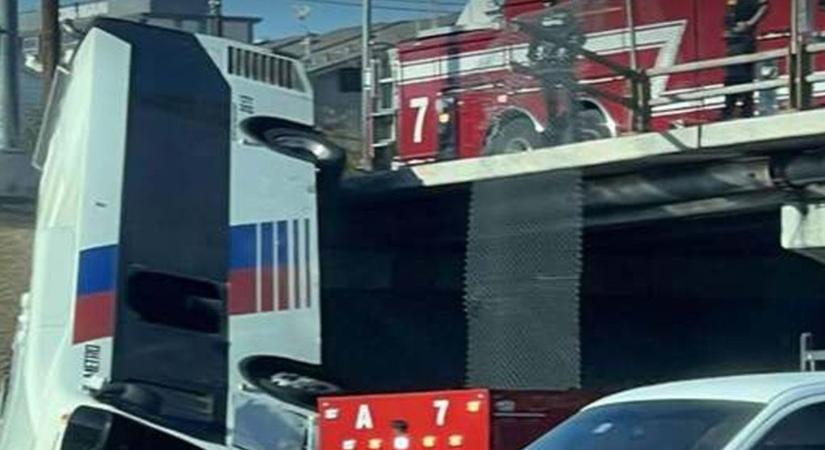 Lezuhant egy utasokkal teli busz egy felüljáróról az USA-ban