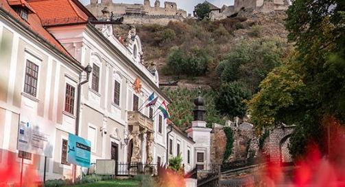 Barokk pompa a sümegi vár tövében