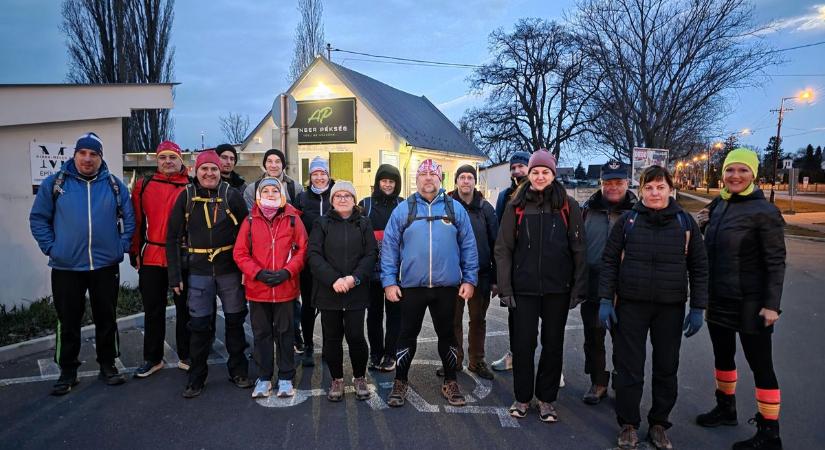 40 kilométert gyalogoltak Sopronból, túrázva készültek a tigrisek - fotók, videó