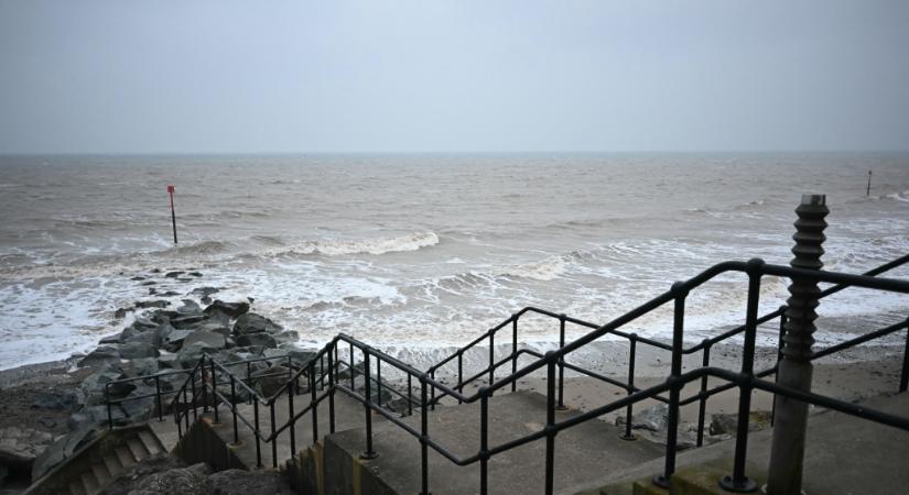 Egy anyát és lányát próbálta kimenteni az a brit férfi, aki vízbe fulladt a kelet-angliai partoknál