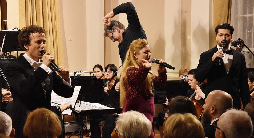 Örömet, reményt és lendületet adott a telt házas újévi koncert a jászberényi közönségnek – videóval, galériával