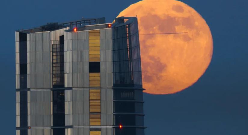 Látványos földárnyékkal és Vénusz-övvel mutatkozott be az év első teliholdja