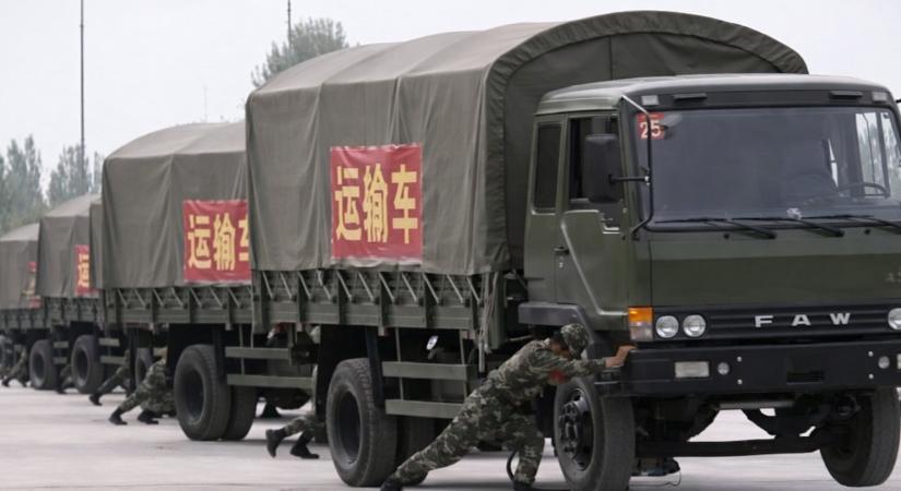 A kínai néphadsereg a teljes teherautó-konvoját megfordítja néhány pillanat alatt