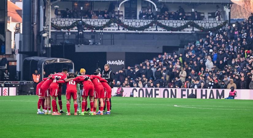Rendkívüli helyzet a Liverpool meccse előtt, elhalasztották a kezdést