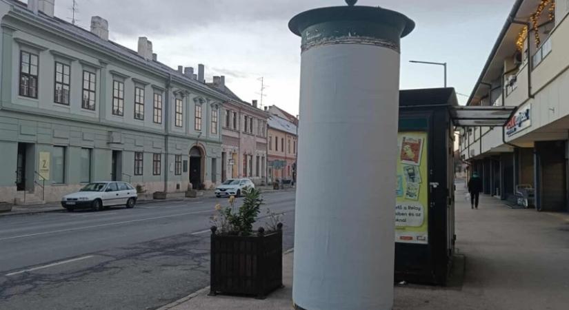Ebből a városból kipaterolták a Fidesz háborúval riogató plakátjait