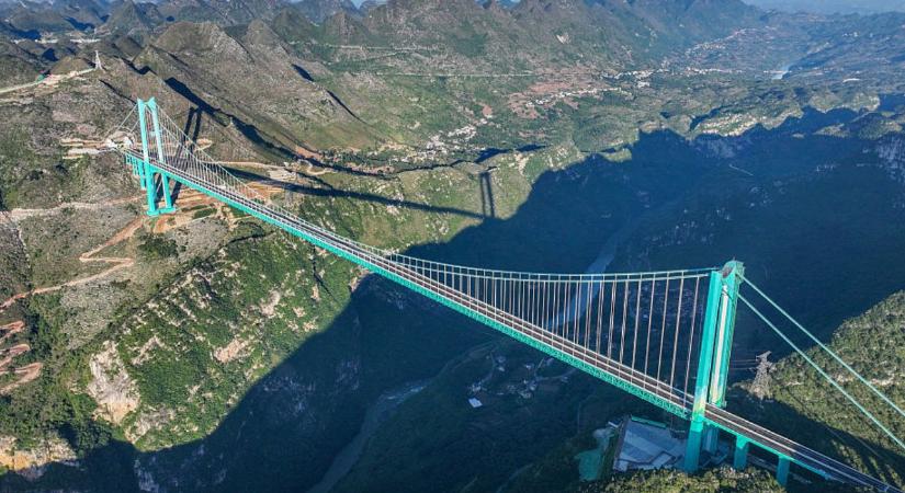 A világ legmagasabb hídja magasabban van az Eiffel-toronynál, és 2 percbe telik áthajtani rajta