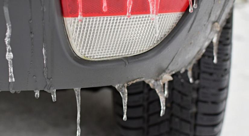 Csúszós utak, hosszabb menetidő, balesetveszély