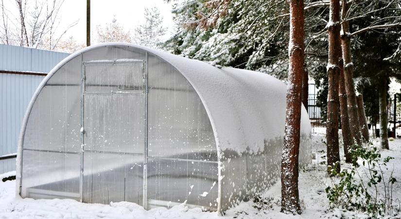 A fóliasátor 10 olcsó hőtartó trükkje