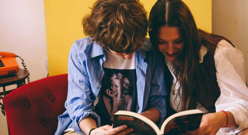 Olvasnak a fiatalok, csak nem háziolvasmányt – A TikTok korában sem veszett el az élmény