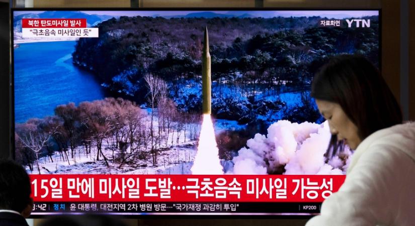 Észak-Korea ballisztikus rakétákat lőtt ki Japán irányába