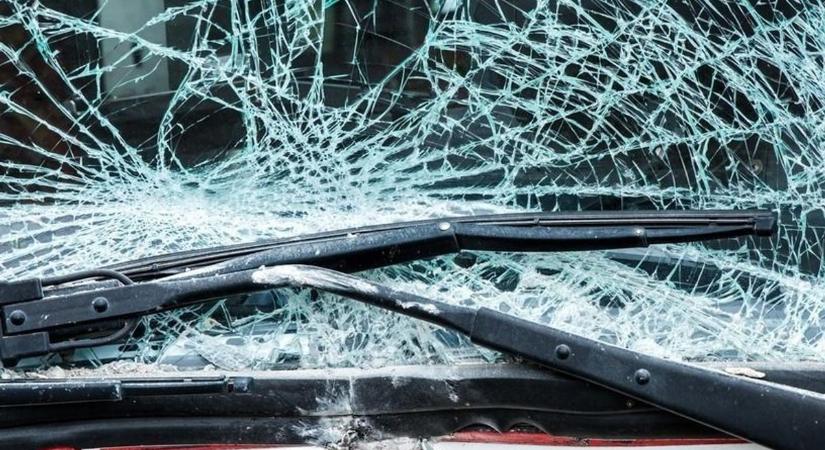 Baleset akadályozza a forgalmat a 6-os főúton