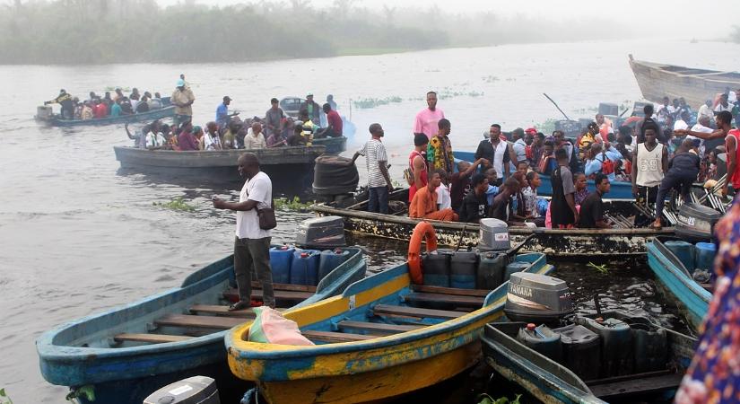 Drámai hajókatasztrófa: piacról hazatérő emberek vesztek a vízbe