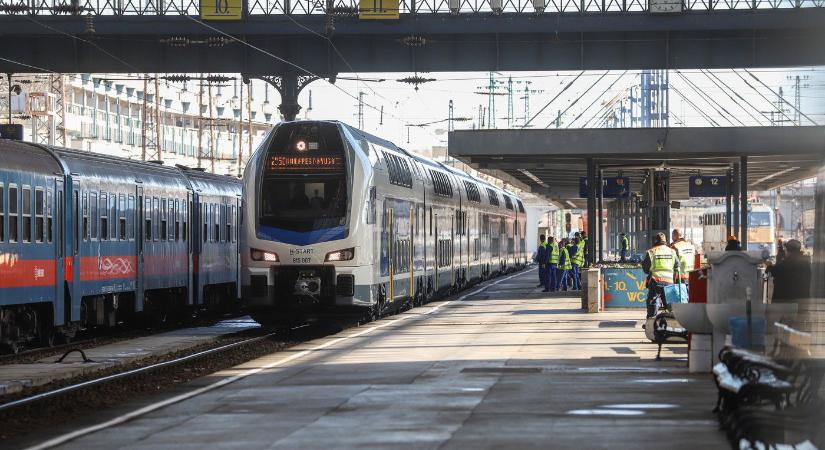 Iszonyat, ahogyan a MÁV-nál kezdődött az új év, ellepték az internetet a fotók