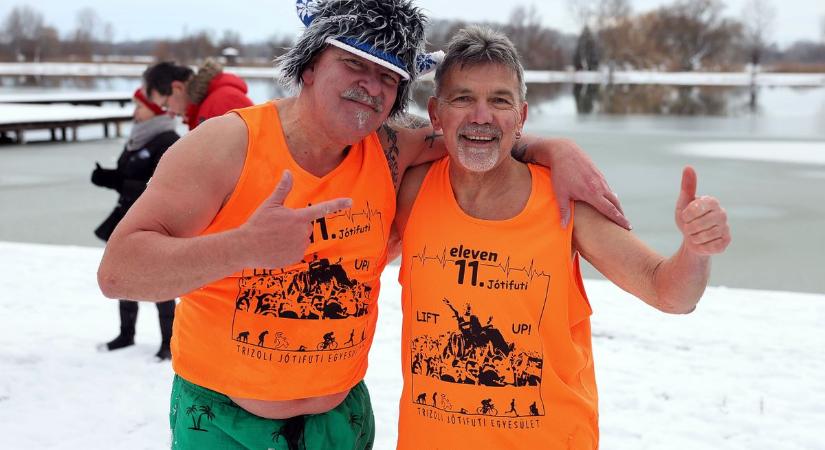 Idén is jeges vízbe merültek Fehértón a téli fürdőzés kedvelői – fotók, videó