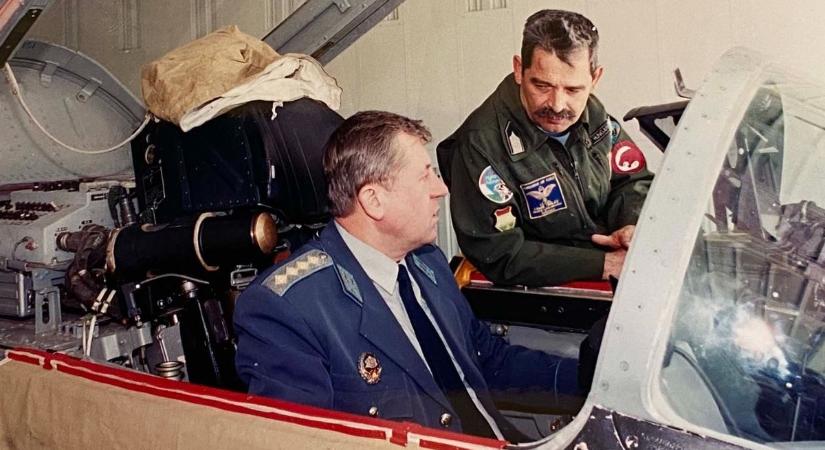 A vezérezredes megcsodálta a vadászgépet, a születésnapos mondta az esküt