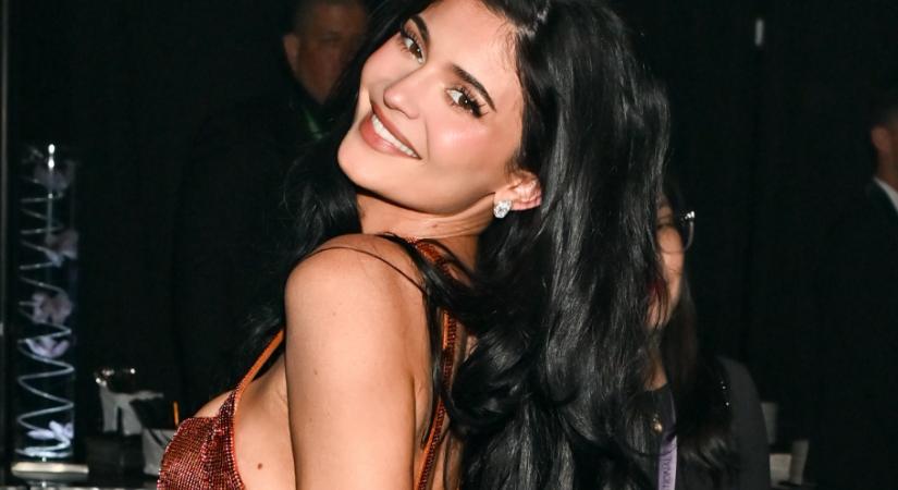Kylie Jenner narancsszínű ruháját akarja most mindenki – egyszerűen mesés