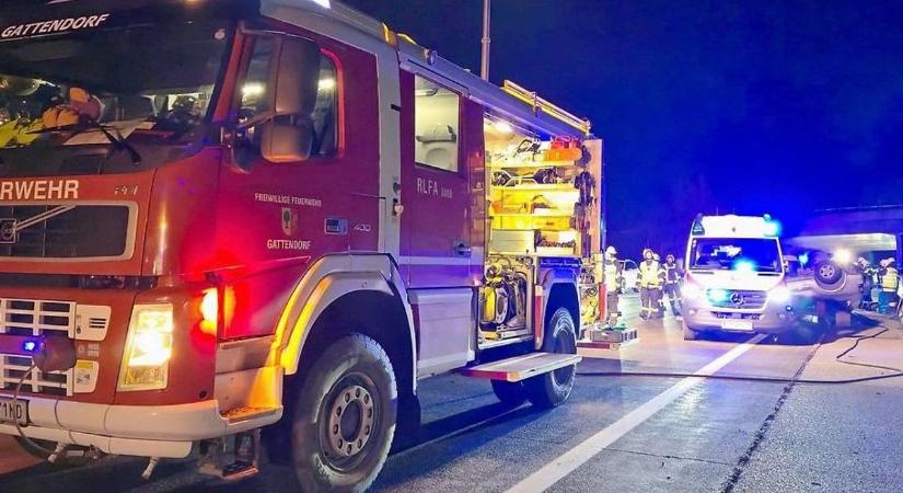 Súlyos baleset történt Burgenlandban, utasokkal teli autó csapódott a tetejére