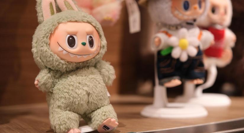 Játékfigurák művészete – A jelen leghátborzongatóbb jelensége a Labubu