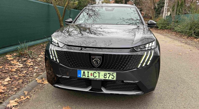 A francia prémium családi kocsi találkozása a villanyautózással. Peugeot E-5008 GT teszt.