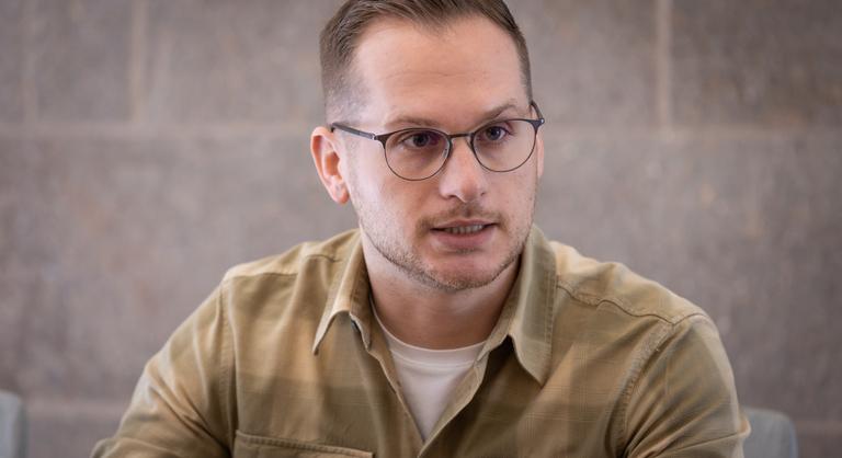 Deák Dániel meglátogatta a róla szóló Momentum-plakátot, szerinte az egy balos trükk