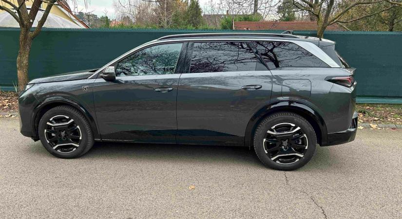 A francia családi prémium találkozása a villanyautózással. Peugeot E-5008 GT teszt.