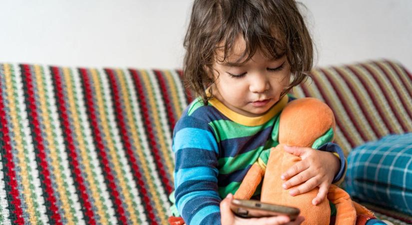 A szakemberek szerint sok szülő itt rontja el a telefonkérdést, pedig lenne jobb megoldás