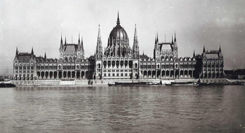 RÖGVEST BOTRÁNYBA FULLADT A PARLAMENT ELSŐ ÜLÉSE 1902-BEN