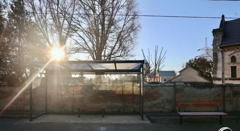 Megújult a szolnoki városrész legforgalmasabb autóbusz-megállóhelye