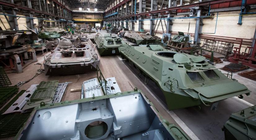 Nagyon rossz hír Ukrajnának, Putyinnal madarat lehet fogatni: az utolsó pillanatban megkapták az új szupertankokat az oroszok a frontra – videón az "Áttörés"