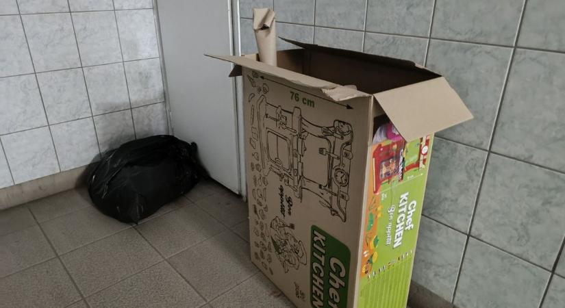 Szemétügyek a lépcsőházakban – Ilyen az, amikor a földszintet hulladéklerakónak nézik (galéria)