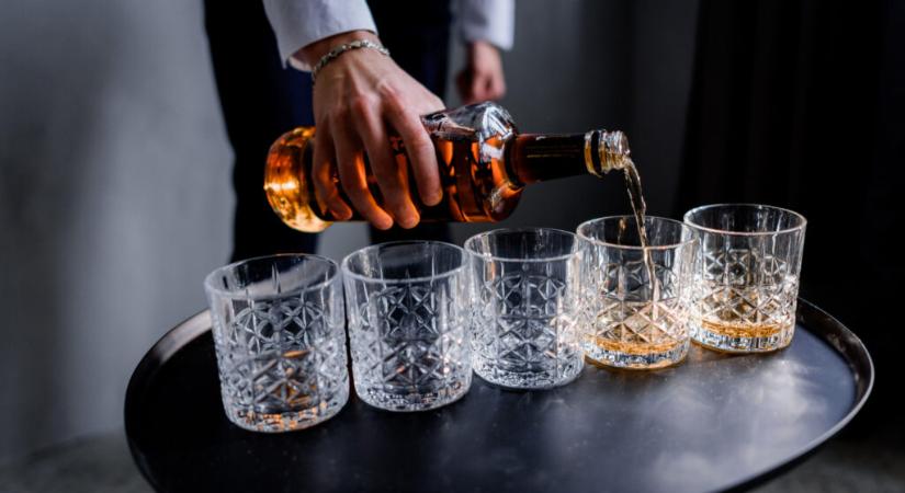 Egy évre leáll a világ egyik legnépszerűbb amerikai whiskyjének gyártása